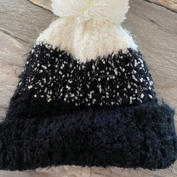 CUDDL DUDS BLK/WHITE WOMENS BEANIE HAT WITH TASSEL - Picture 5 of 6
